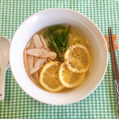 西野シオンさん、レモンラーメンを作りました♪梅雨でジメジメした日が続きますが、爽やかなレモン風味で、とても美味しかったです❣️素敵なレシピありがとうございます！